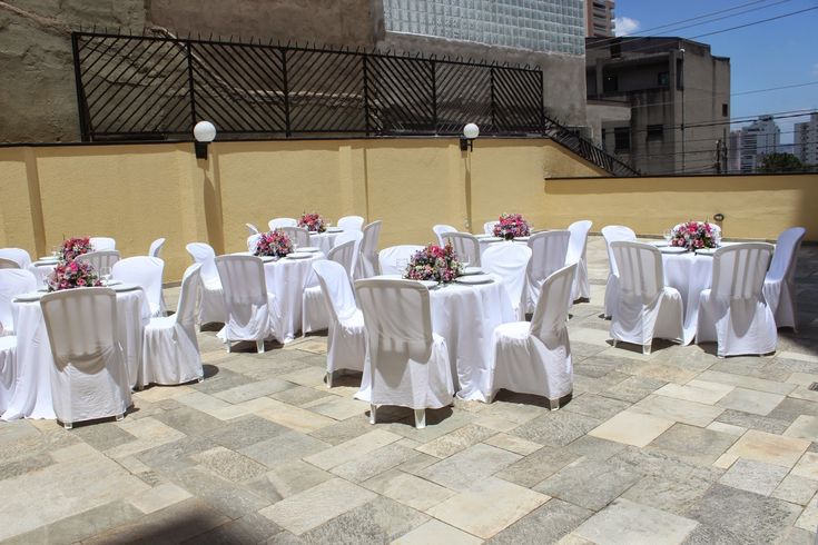 Mesas e cadeiras com toalhas em evento