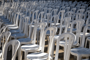 cadeiras brancas maceio