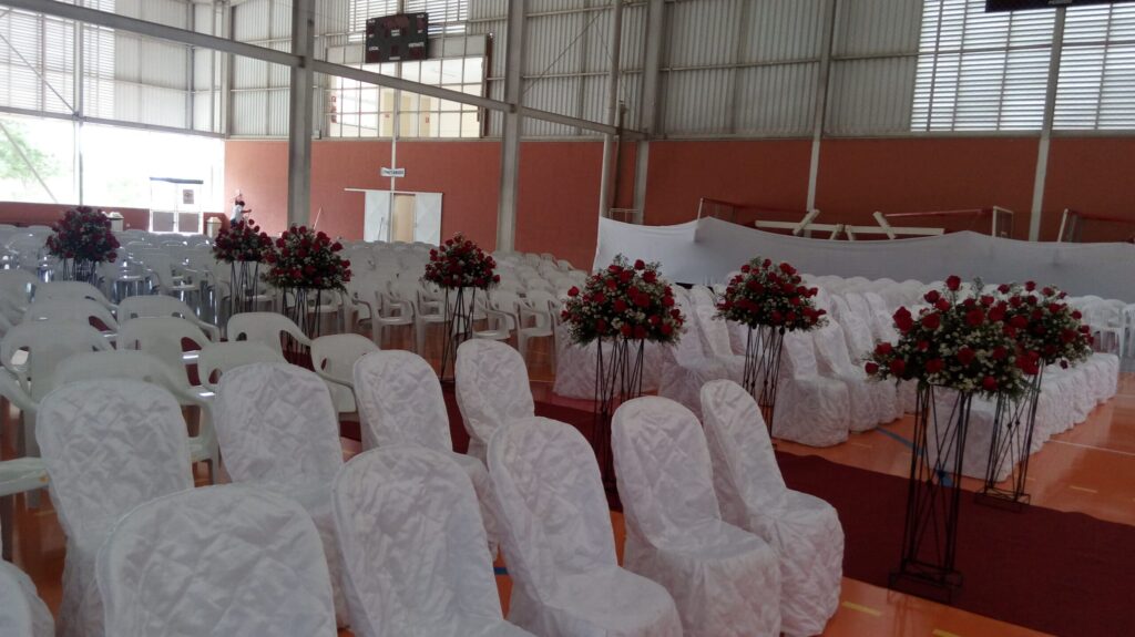 cadeiras decoradas com capa para casamento