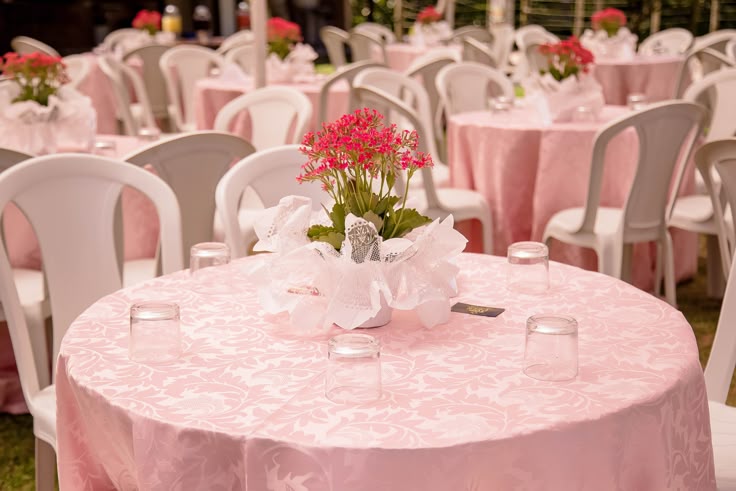 mesas e cadeiras de plastico decoradas para casamento