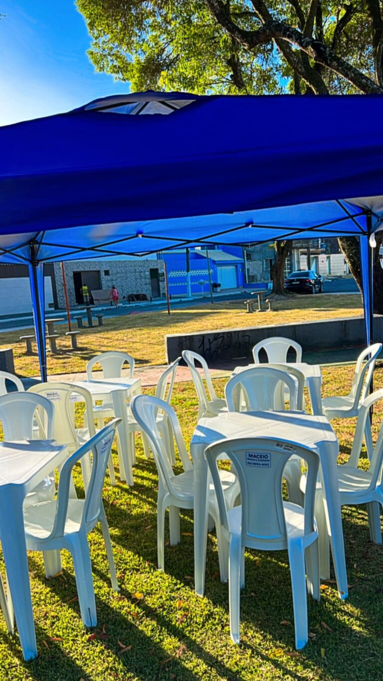 tenda e alguns conjuntos de mesas e cadeiras em Maceió