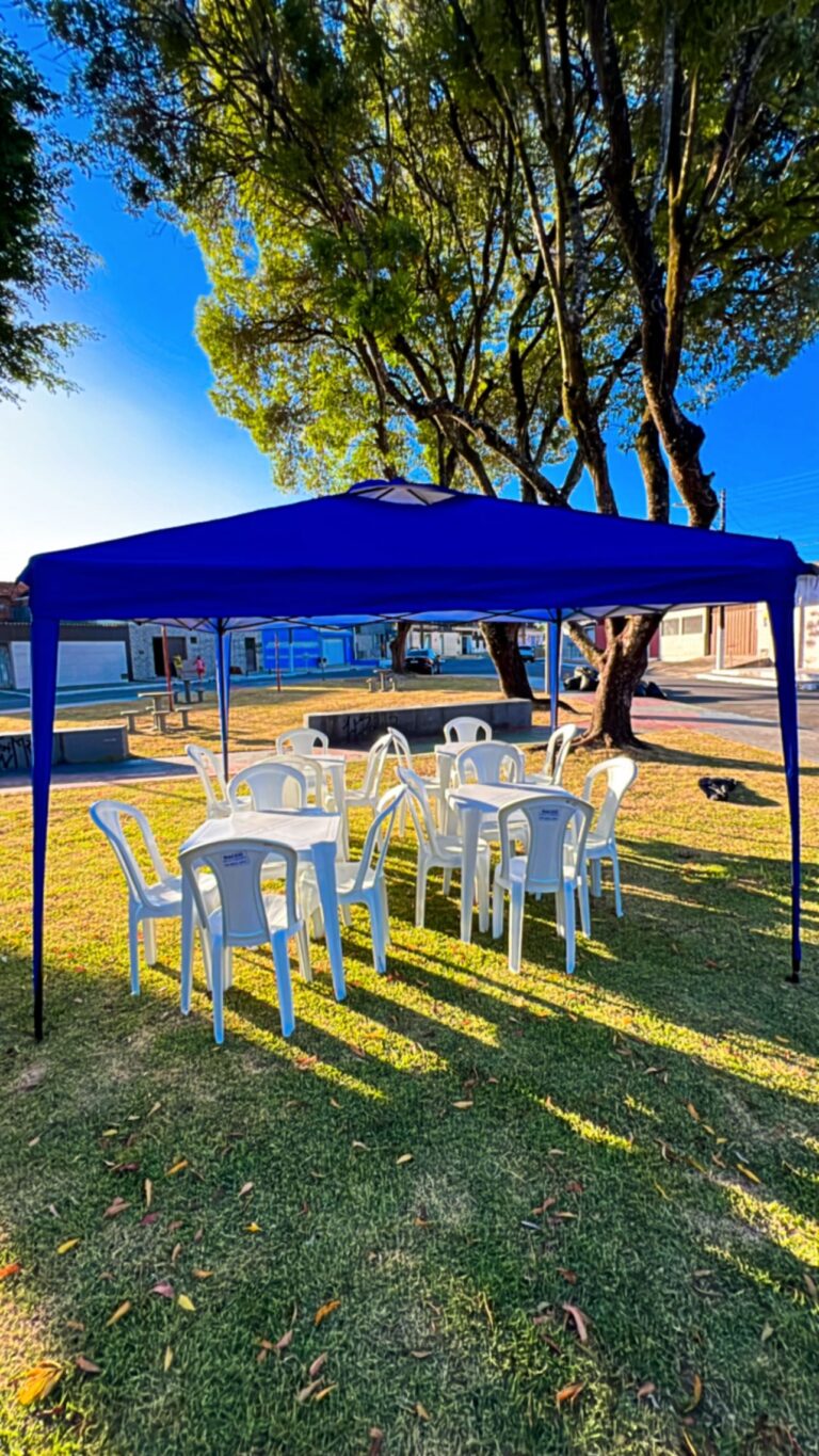 tenda e mesas e cadeiras de plastico
