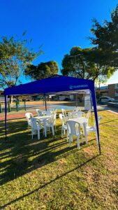 tenda azul 3x3 sob céu aberto