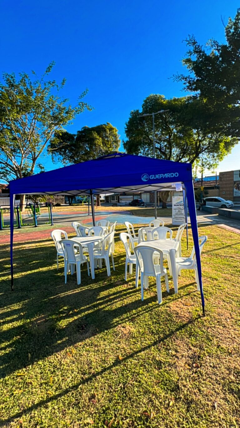 tenda azul 3x3 sob céu aberto