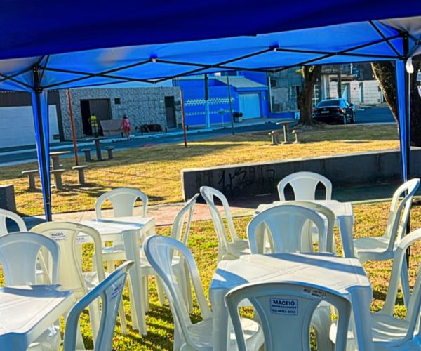 tenda e alguns conjuntos de mesas e cadeiras em Maceió