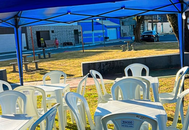 tenda e alguns conjuntos de mesas e cadeiras em Maceió