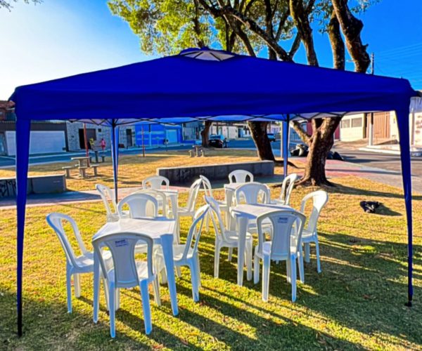 tenda e mesas e cadeiras de plastico