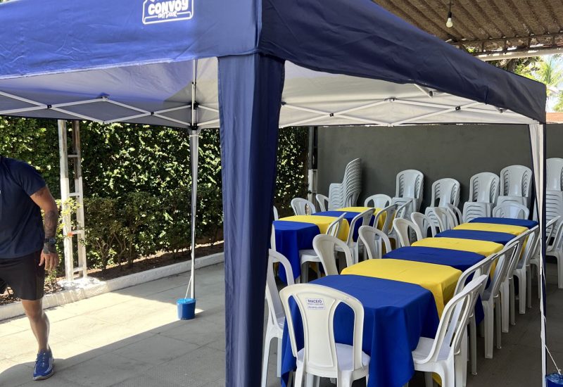 evento com mesas e cadeiras e tendas, toalhas colorida