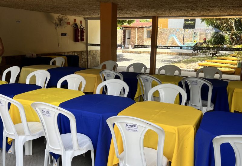 mesas e cadeiras, toalhas de mesas azul e amarela em maceio