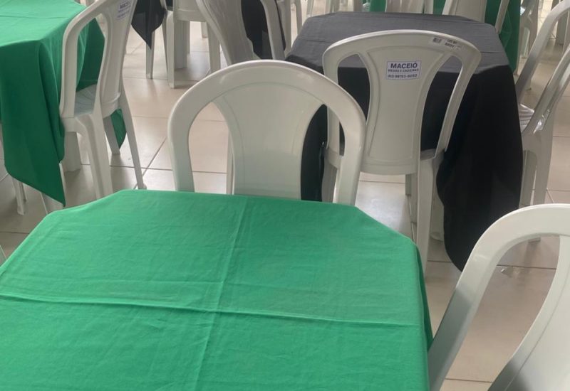 mesas e cadeiras com toalhas de mesa