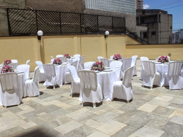 Mesas e cadeiras com toalhas em evento